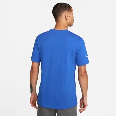 Mann in einem blauen T-Shirt mit kurzen Ärmeln und Logo auf dem Ärmel. Mann in einem blauen T-Shirt mit kurzen Ärmeln und Logo auf dem Ärmel.