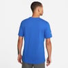 Mann in einem blauen T-Shirt mit kurzen Ärmeln und Logo auf dem Ärmel.