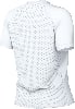 Rückansicht eines weißen Kurzarm-T-Shirts mit Mesh-Einsatz.
