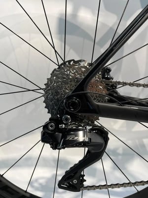 Shimano 105 Schaltwerk am Fahrrad mit Kassette und Kette.