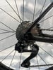 Shimano 105 Schaltwerk am Fahrrad mit Kassette und Kette.