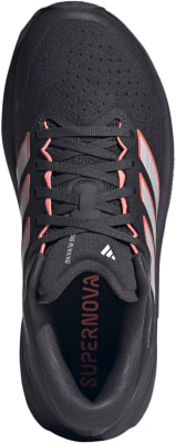 Schwarze Adidas Supernova Laufschuhe mit rosa und silbernen Details.