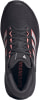 Schwarze Adidas Supernova Laufschuhe mit rosa und silbernen Details.