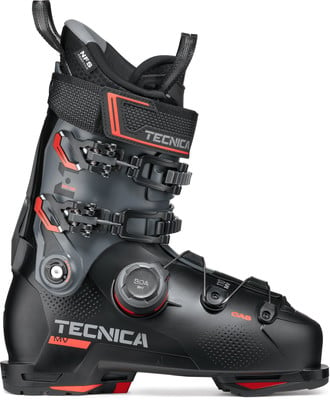 Schwarzer Tecnica MV Skischuh mit BOA-System und roten Details. Schwarzer Tecnica MV Skischuh mit BOA-System und roten Details.