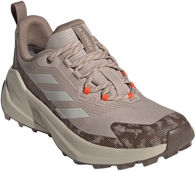 Braune Adidas Terrex Herren-Laufschuhe mit Gore-Tex-Membran. Braune Adidas Terrex Herren-Laufschuhe mit Gore-Tex-Membran.