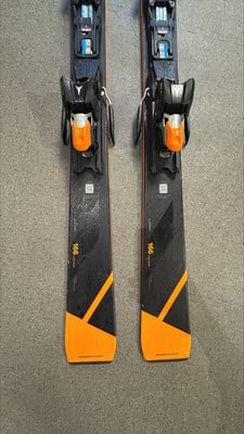 Skier mit schwarzen und orangen Elementen und schwarzen Bindungen.