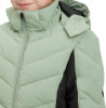 Grüne Daunenjacke mit schwarzen Details und Kapuze, Nahaufnahme.
