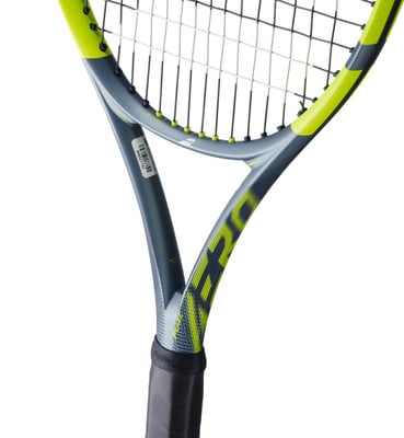 Detail eines Babolat Tennisschlägers in Grau und Gelb mit Beschriftung.