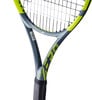 Detail eines Babolat Tennisschlägers in Grau und Gelb mit Beschriftung.