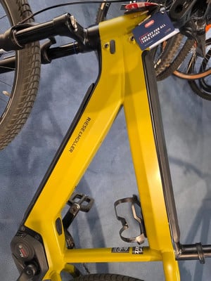 Ein gelbes Riese & Müller E-Bike mit einem Schlüssel für das Schloss am Lenker. Ein gelbes Riese & Müller E-Bike mit einem Schlüssel für das Schloss am Lenker.