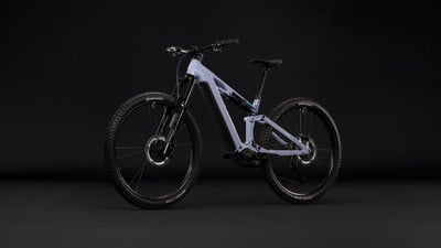 Ein vollgefedertes E-Bike mit einem mattvioletten Rahmen und schwarzen Rädern. Ein vollgefedertes E-Bike mit einem mattvioletten Rahmen und schwarzen Rädern.