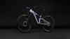 Ein vollgefedertes E-Bike mit einem mattvioletten Rahmen und schwarzen Rädern.