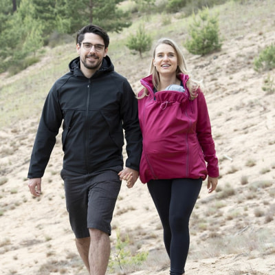 Mamalila Allrounder Softshell-Tragejacke mit Kapuze