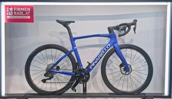 Ein blaues Pinarello Rennrad mit schwarzen Laufrädern und Firmenlogo.