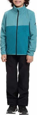 Junge in blauem Fleece-Reißverschlussjacke und schwarzer Hose.