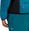 Detail einer Jacke und Hose mit Logo in Türkis.