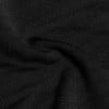 Detail eines schwarzen Stoffes mit feiner Rippung und weichen Falten.
