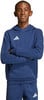 Junge im dunkelblauen Kapuzenpullover mit Adidas-Logo, Arme über der Brust verschränkt.