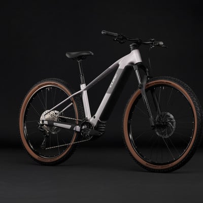 Cube Mountain E-Bike mit braunen Reifen und schwarzem Hintergrund. Cube Mountain E-Bike mit braunen Reifen und schwarzem Hintergrund.