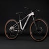 Cube Mountain E-Bike mit braunen Reifen und schwarzem Hintergrund.