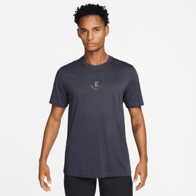 Herren-T-Shirt von Nike Court mit Logo auf der Brust.