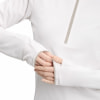 Detail eines weißen Damen-Langarmshirts mit Daumenlöchern.