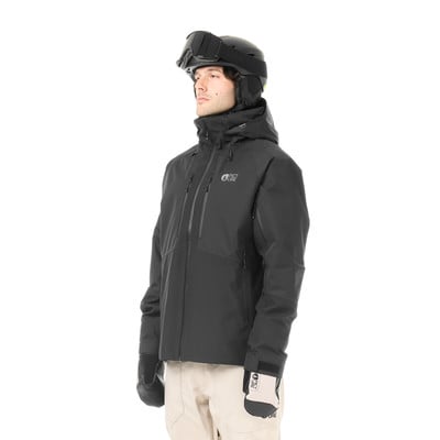 Ein Mann in einer Skijacke und einem Helm mit Brille posiert vor weißem Hintergrund.