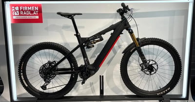 Schwarzes E-Bike mit rotem Streifen und der Aufschrift 301 am Rahmen. Schwarzes E-Bike mit rotem Streifen und der Aufschrift 301 am Rahmen.
