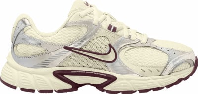 Beige Nike Laufschuh mit silbernen und weinroten Akzenten und Mesh. Beige Nike Laufschuh mit silbernen und weinroten Akzenten und Mesh.