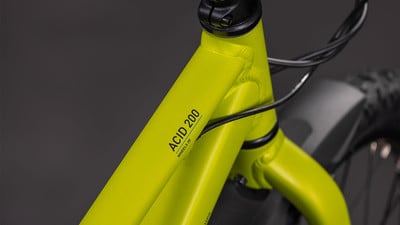 Rahmendetail eines grünen Fahrrads mit der Aufschrift ACID 200. Rahmendetail eines grünen Fahrrads mit der Aufschrift ACID 200.
