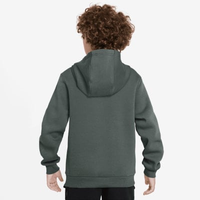 Rückansicht eines Jungen in einem dunkelgrünen Kapuzenpullover mit lockigen Haaren. Rückansicht eines Jungen in einem dunkelgrünen Kapuzenpullover mit lockigen Haaren.