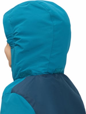 Rückansicht der Kapuze einer Jacke mit Reflexionsdetails und dunkelblauem Einsatz. Rückansicht der Kapuze einer Jacke mit Reflexionsdetails und dunkelblauem Einsatz.