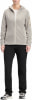 Damen-Kapuzenjacke mit schwarzer Hose und Sportschuhen.