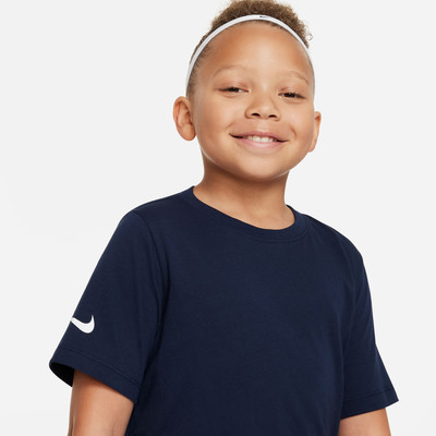 Junge in dunkelblauem T-Shirt mit Nike-Logo und weißem Stirnband. Junge in dunkelblauem T-Shirt mit Nike-Logo und weißem Stirnband.