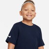 Junge in dunkelblauem T-Shirt mit Nike-Logo und weißem Stirnband.