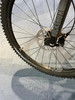 Detail eines Mountainbike-Rads mit Bremsscheibe und RockShox-Aufschrift.