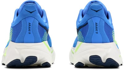 Zwei blaue Hoka Arahi 9 Laufschuhe mit weißer Sohle und grünen Akzenten. Zwei blaue Hoka Arahi 9 Laufschuhe mit weißer Sohle und grünen Akzenten.