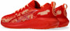 Rote Laufschuhe mit orangefarbenen Schnürsenkeln und Aufdruck.