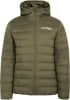 Grüne Adidas Terrex Daunenjacke mit Reißverschluss und Kapuze.