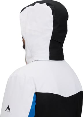 Rückansicht einer Herrenjacke mit Kapuze in Weiß, Schwarz und Blau. Rückansicht einer Herrenjacke mit Kapuze in Weiß, Schwarz und Blau.