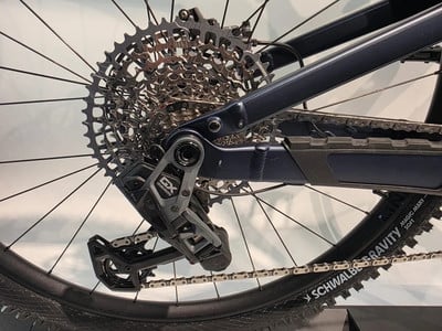 Eine SRAM GX Eagle Schaltwerk an einem Mountainbike.