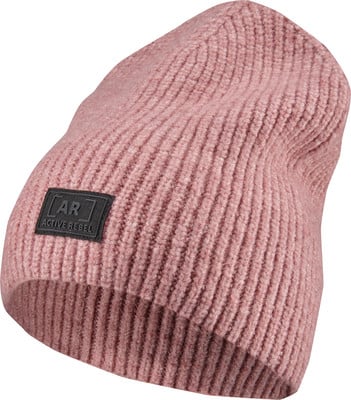 Eine rosa Strickmütze mit schwarzem Patch und AR-Logo.