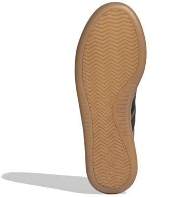 Adidas cipőtalp jellegzetes halszálkás mintával és márkajelzéssel. Adidas cipőtalp jellegzetes halszálkás mintával és márkajelzéssel.