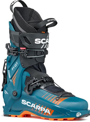 Blaue Scarpa F1 GT Skischuhe mit orangefarbenen Details und Schnallen. Blaue Scarpa F1 GT Skischuhe mit orangefarbenen Details und Schnallen.