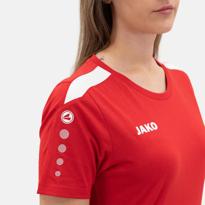 Rotes T-Shirt mit weißem JAKO-Logo und Punkten auf dem Ärmel. Rotes T-Shirt mit weißem JAKO-Logo und Punkten auf dem Ärmel.