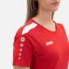 Rotes T-Shirt mit weißem JAKO-Logo und Punkten auf dem Ärmel.