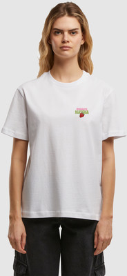 Damen-T-Shirt in Weiß mit Erdbeer-Matcha-Aufdruck auf der Brust. Damen-T-Shirt in Weiß mit Erdbeer-Matcha-Aufdruck auf der Brust.