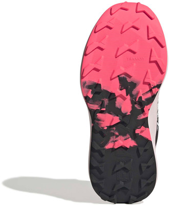 Blick auf die Sohle eines rosa-schwarzen Laufschuhs mit ausgeprägtem Muster. Blick auf die Sohle eines rosa-schwarzen Laufschuhs mit ausgeprägtem Muster.