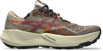 Brauner Laufschuh mit beiger Sohle und orangefarbenen Details.