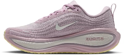 Ein rosafarbener Nike-Laufschuh mit weißem Swoosh und Zoomx-Schriftzug. Ein rosafarbener Nike-Laufschuh mit weißem Swoosh und Zoomx-Schriftzug.